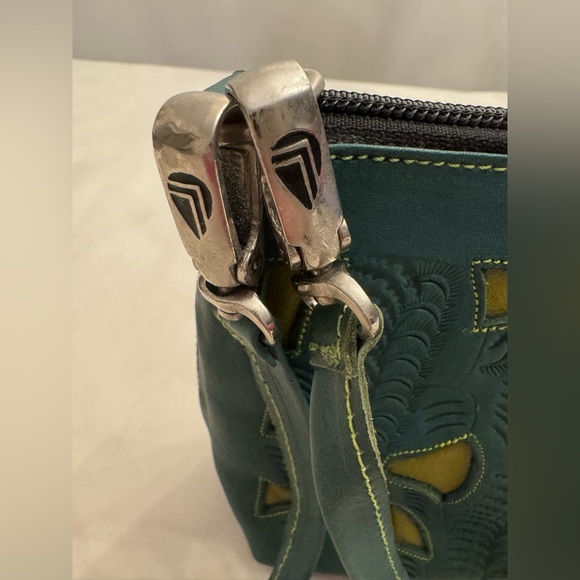 *SOLD ON ANOTHER PLATFORM* Leaders in Leather Crossbody w/ Convertible Straps - Picture 2 of 10